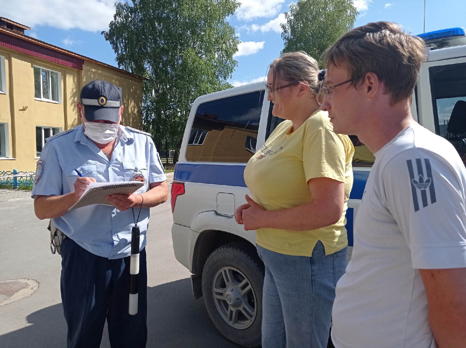 В рамках Недели безопасности сотрудники Госавтоинспекции проводят беседы на  детских игровых площадках города Красновишерска | 14.07.2021 |  Красновишерск - БезФормата