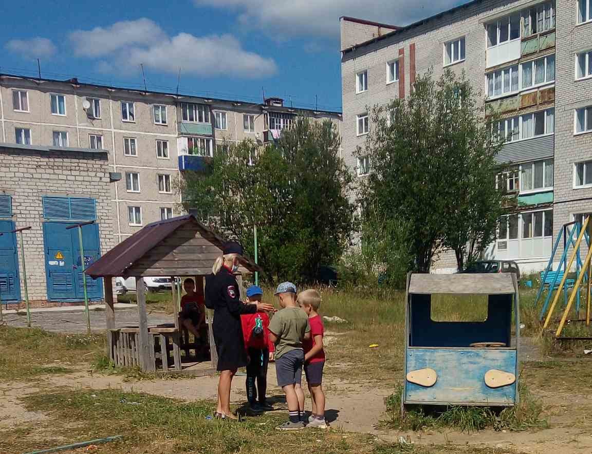 В рамках Недели безопасности сотрудники Госавтоинспекции проводят беседы на  детских игровых площадках города Красновишерска | 14.07.2021 |  Красновишерск - БезФормата